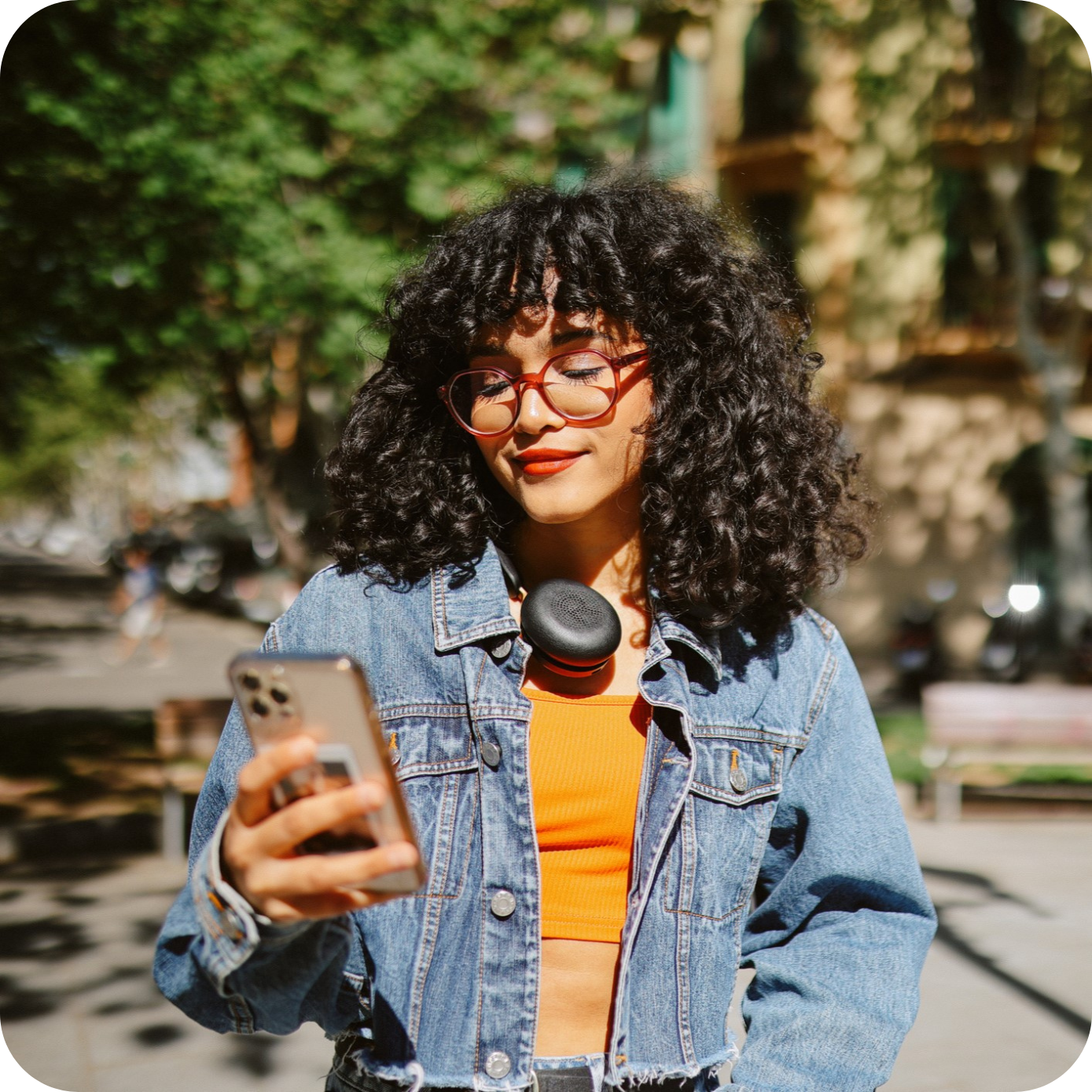 femme qui regarde son téléhpone