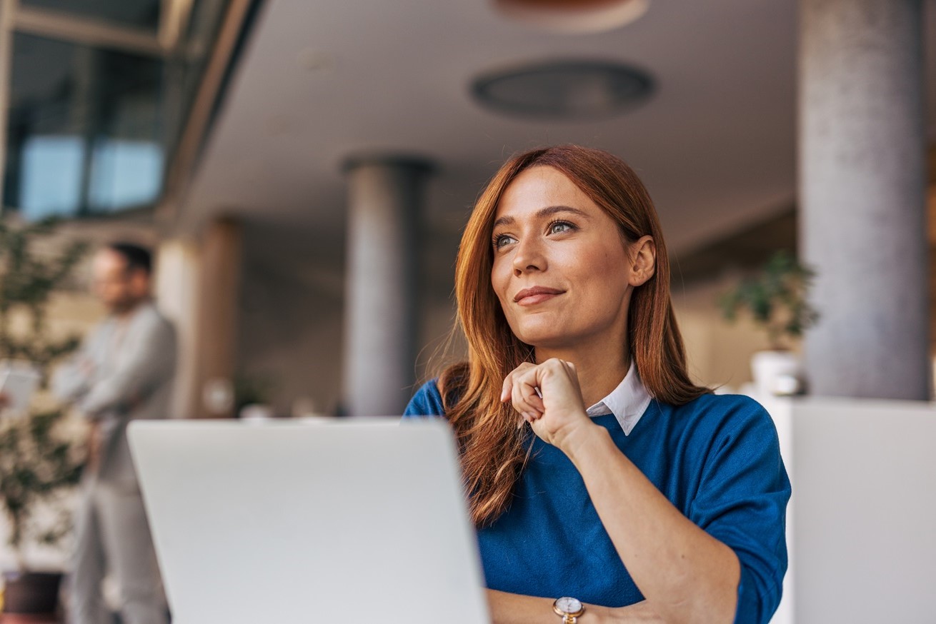 Femme devant son ordinateur