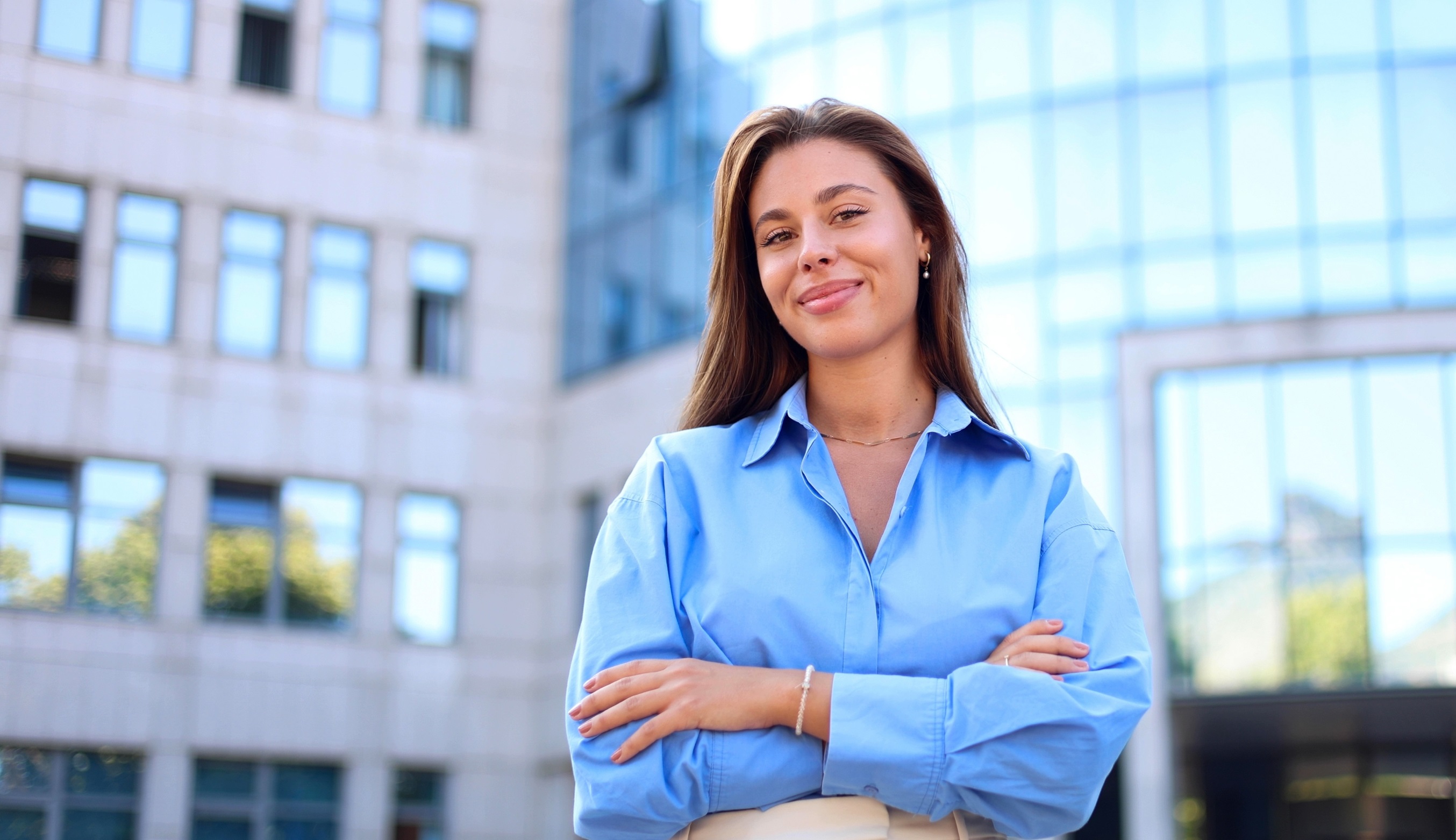 Frau lächelt mit einem blauen Hemd