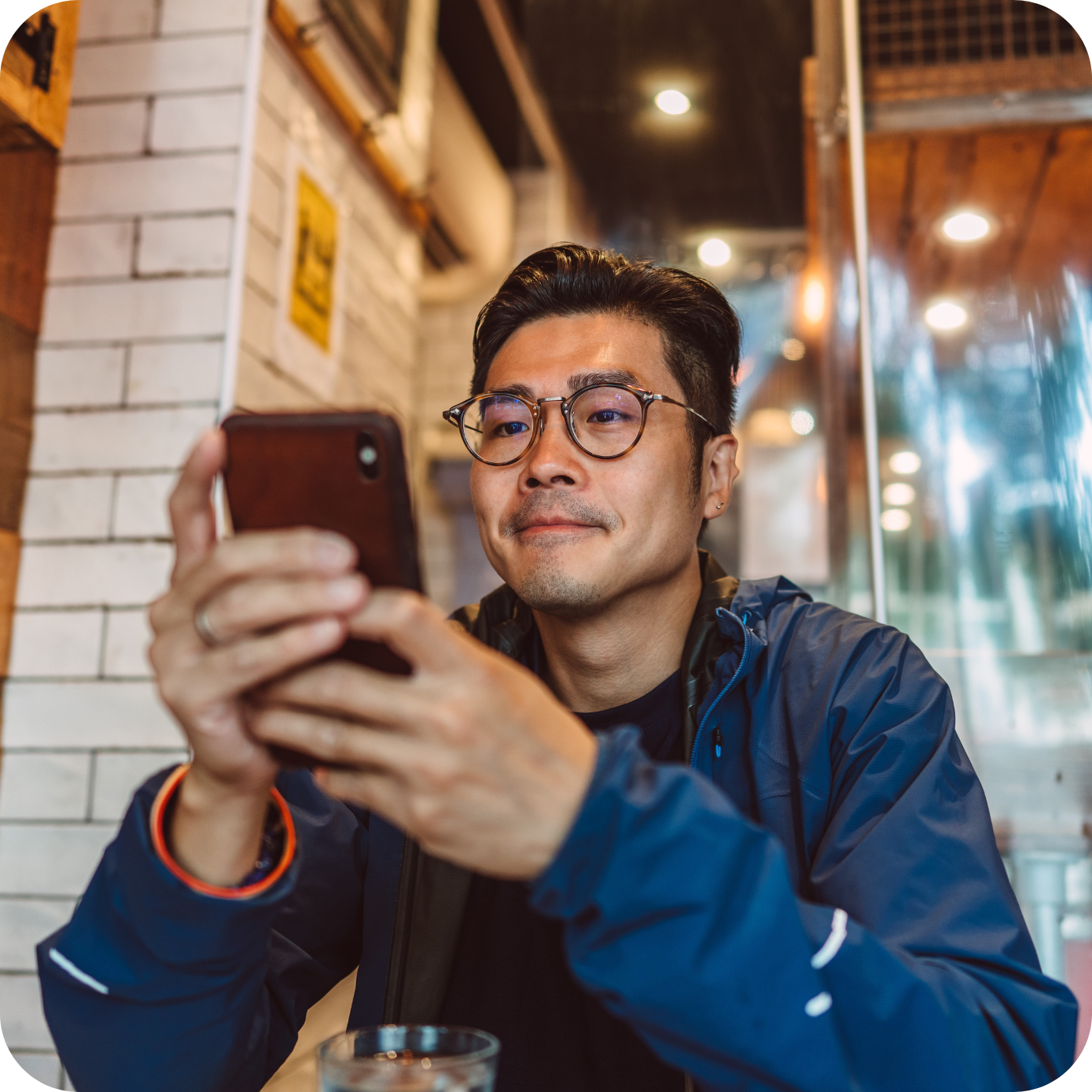 Homme qui regarde son téléphone