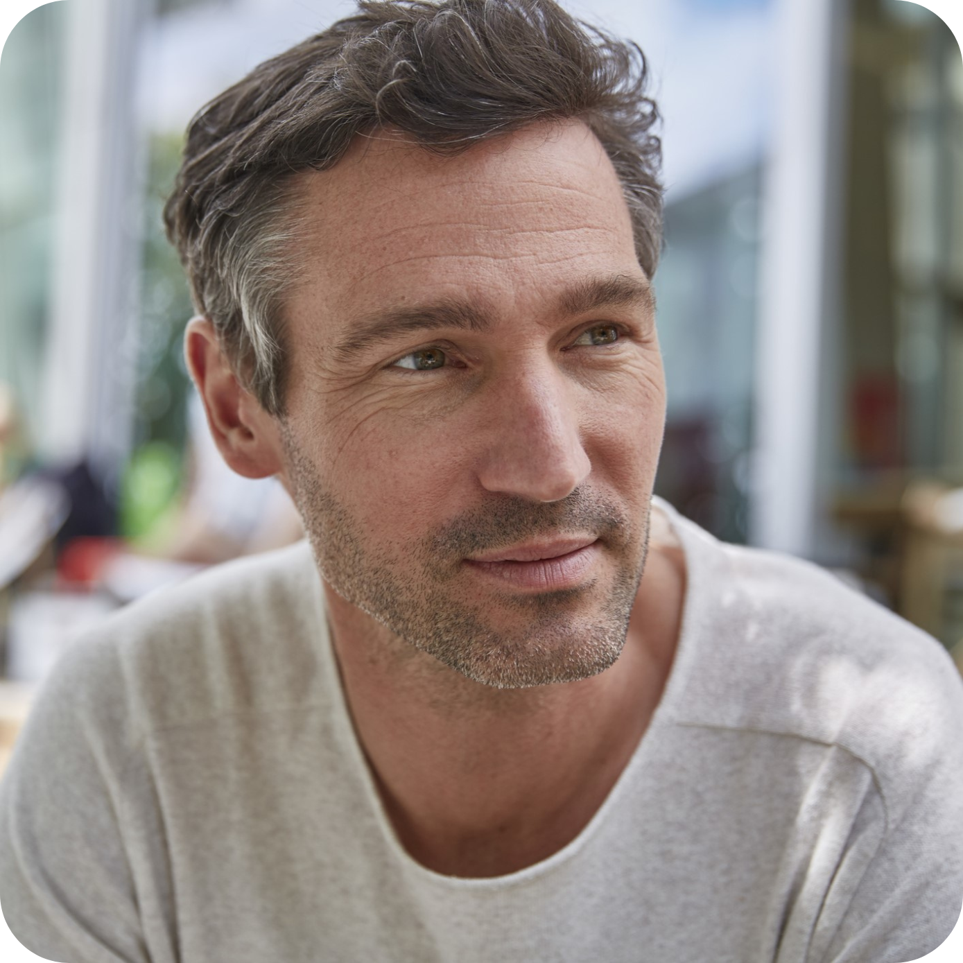 Homme qui regarde au loin