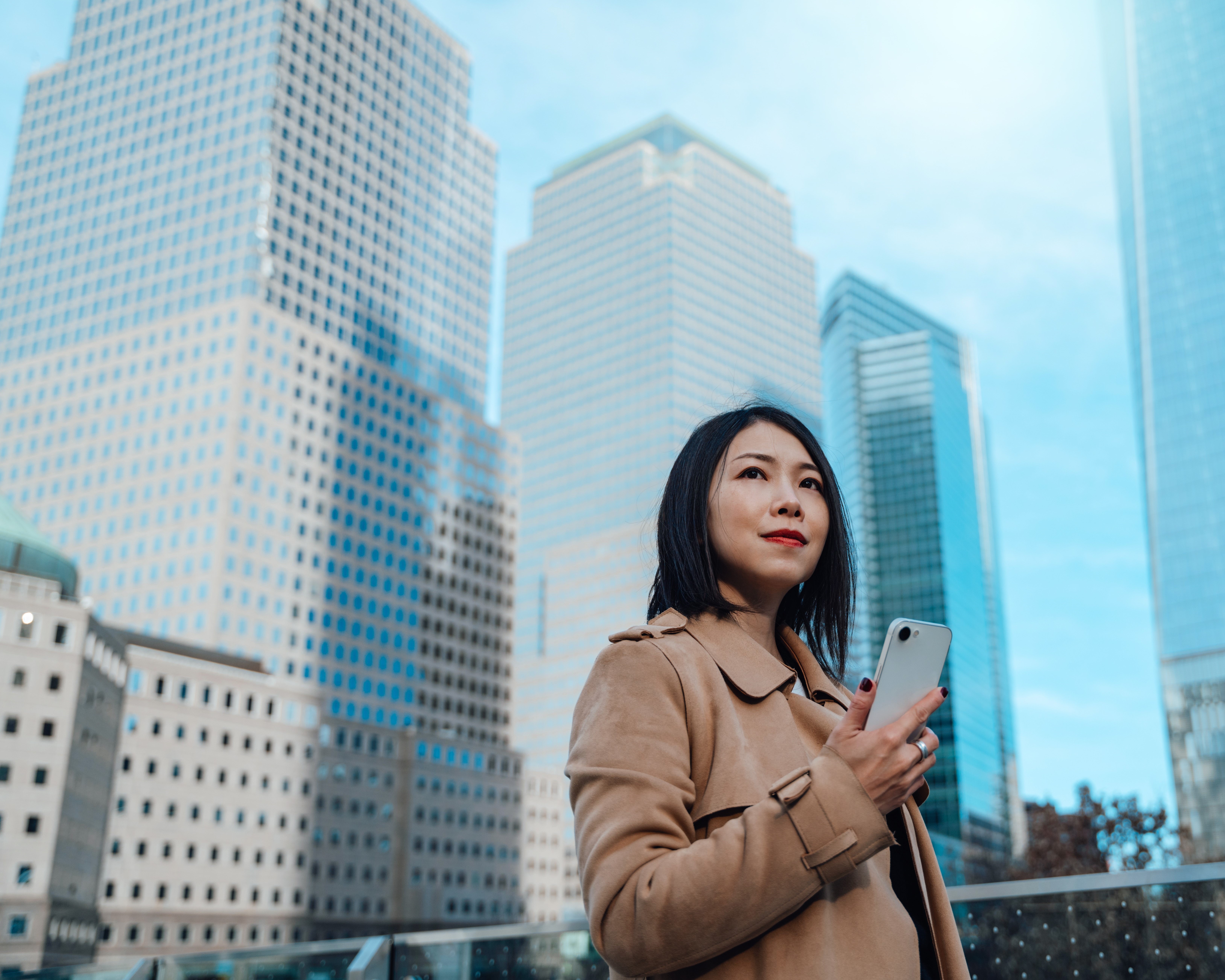 Femme qui tient un téléphone